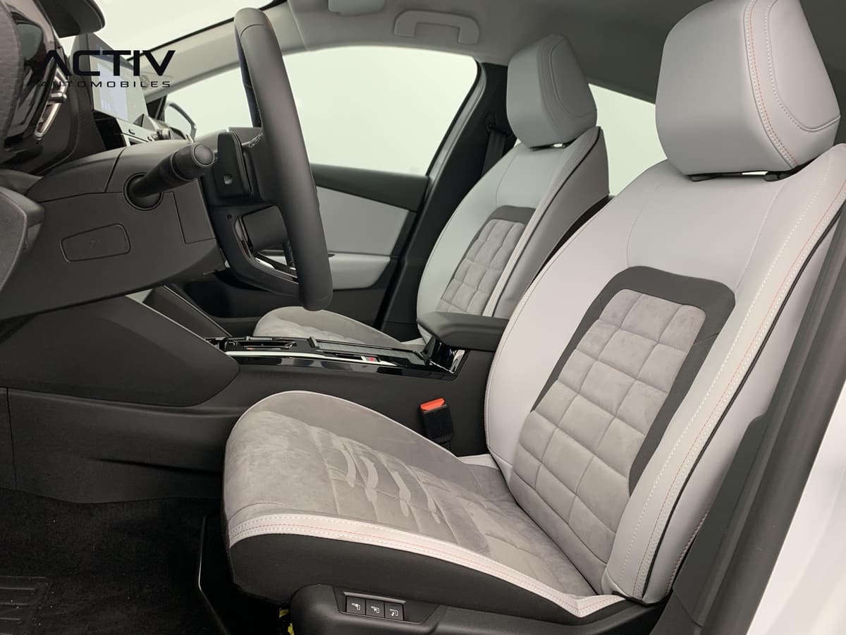 Citroën C4 : sièges avant gris clair avec empiècements matelassés, vus depuis la porte conducteur