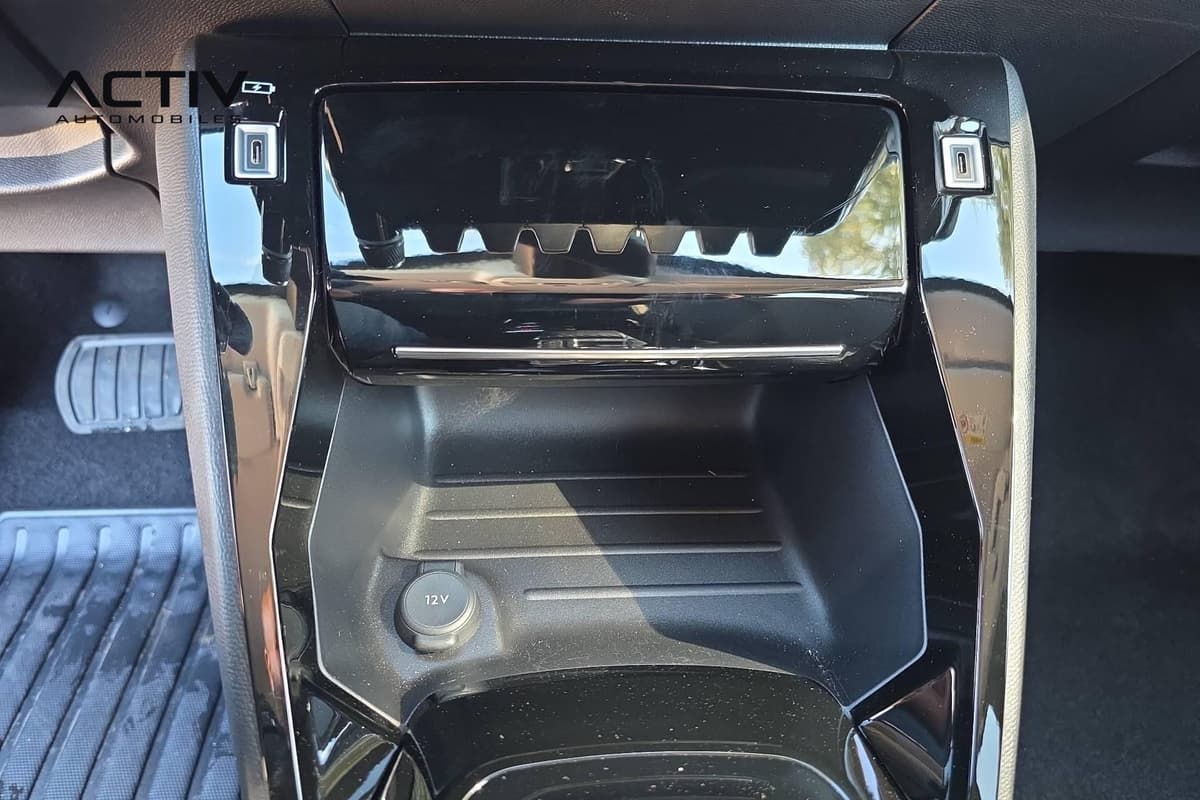 Peugeot 208 : rangement de console centrale avec deux prises USB type C et une prise 12 V