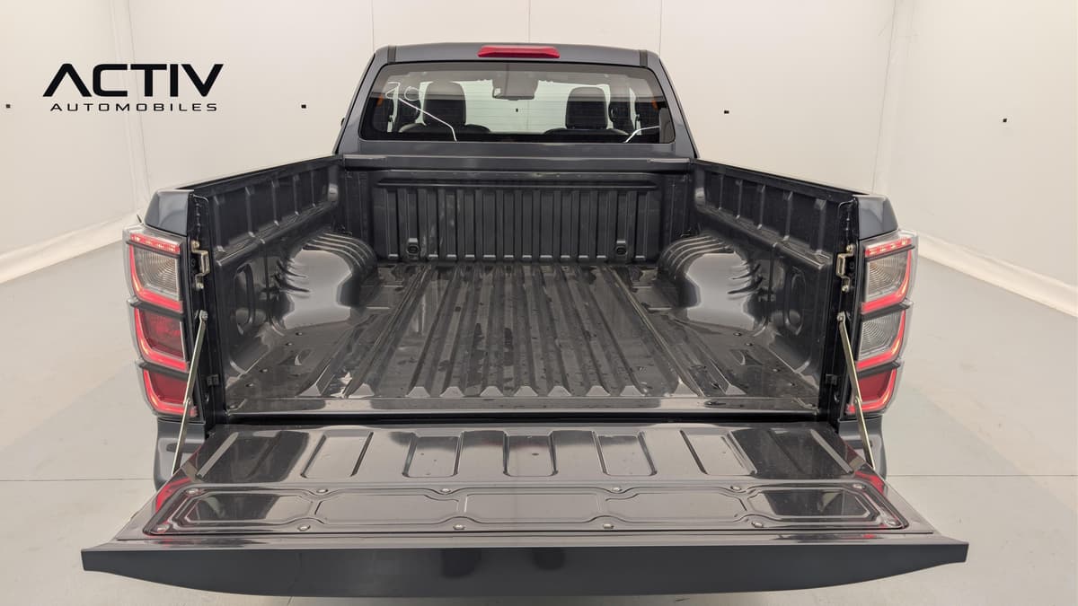 Isuzu D-MAX : plateau de benne vu de l'arrière, hayon rabattu et fond nervuré