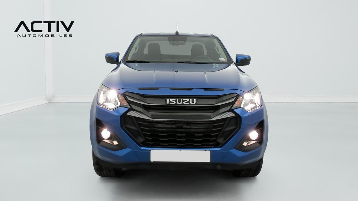 Isuzu D-MAX : face avant bleue avec calandre noire, phares allumés et antibrouillards