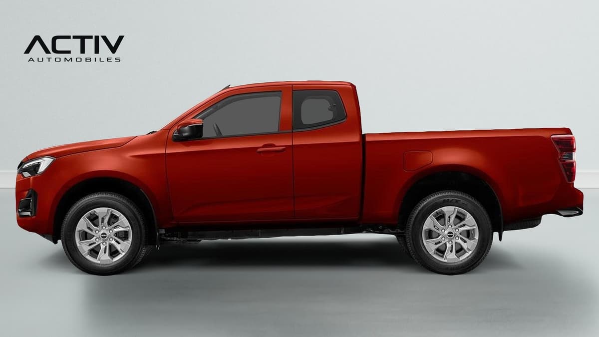 Isuzu D-MAX : profil gauche d'un pick-up rouge à cabine allongée avec jantes alliage