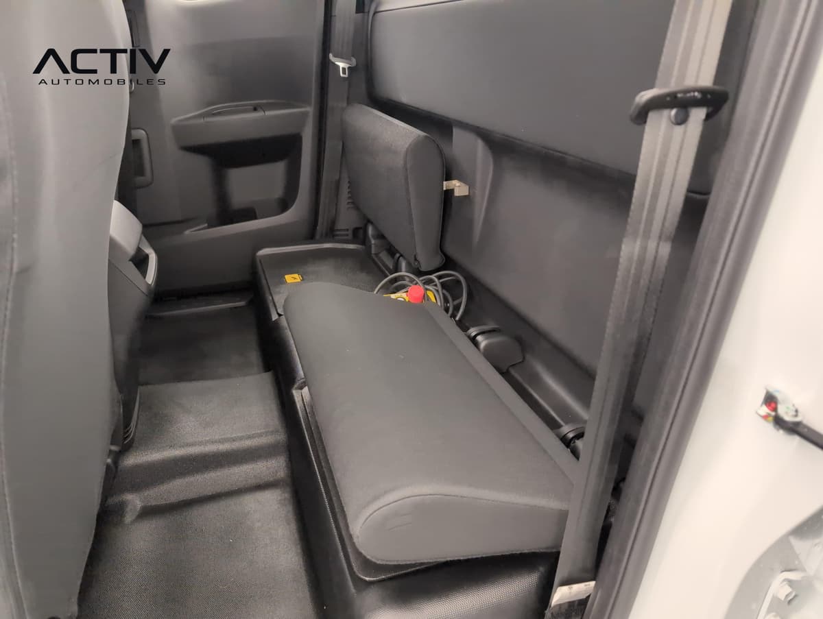 Isuzu D-MAX : banquette arrière en tissu noir avec assise relevée, vue par la portière ouverte