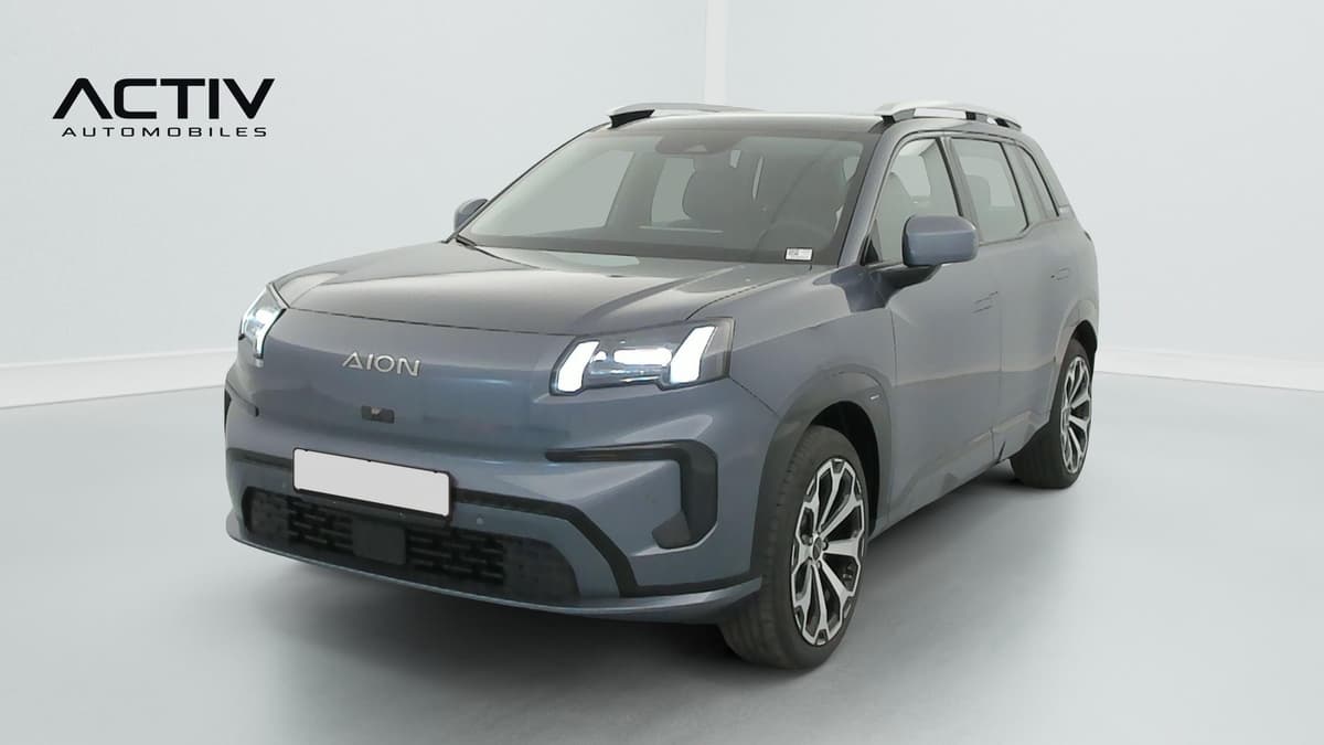 Aion V : SUV gris vu de trois quarts avant gauche, jantes bicolores et barres de toit