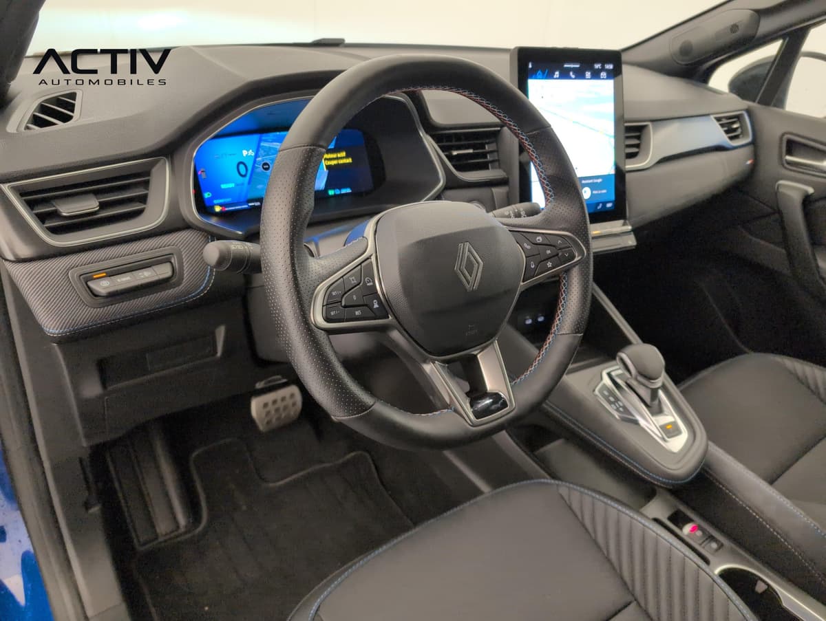 Renault Symbioz : poste de conduite avec volant, écran numérique, écran tactile vertical et levier automatique
