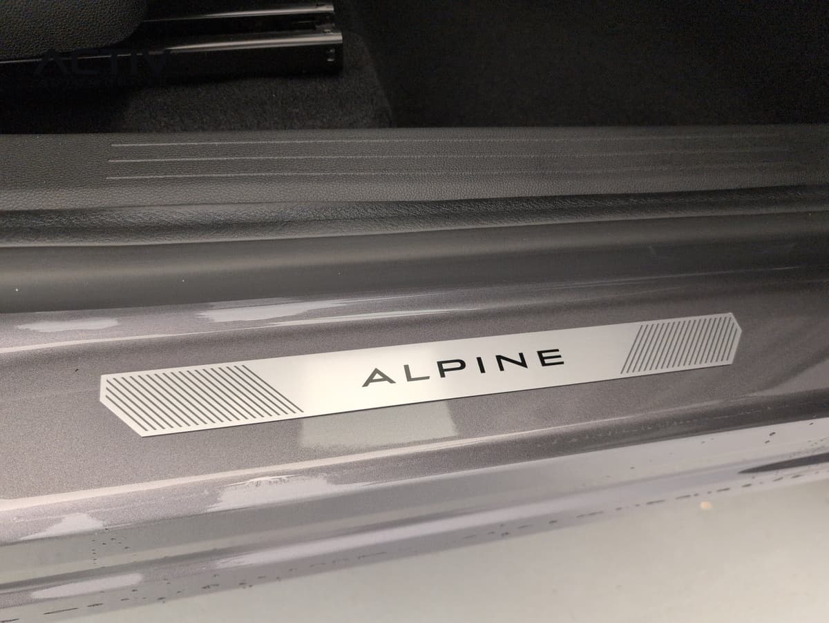 Renault Captur : seuil de porte avec plaque métallique siglée Alpine