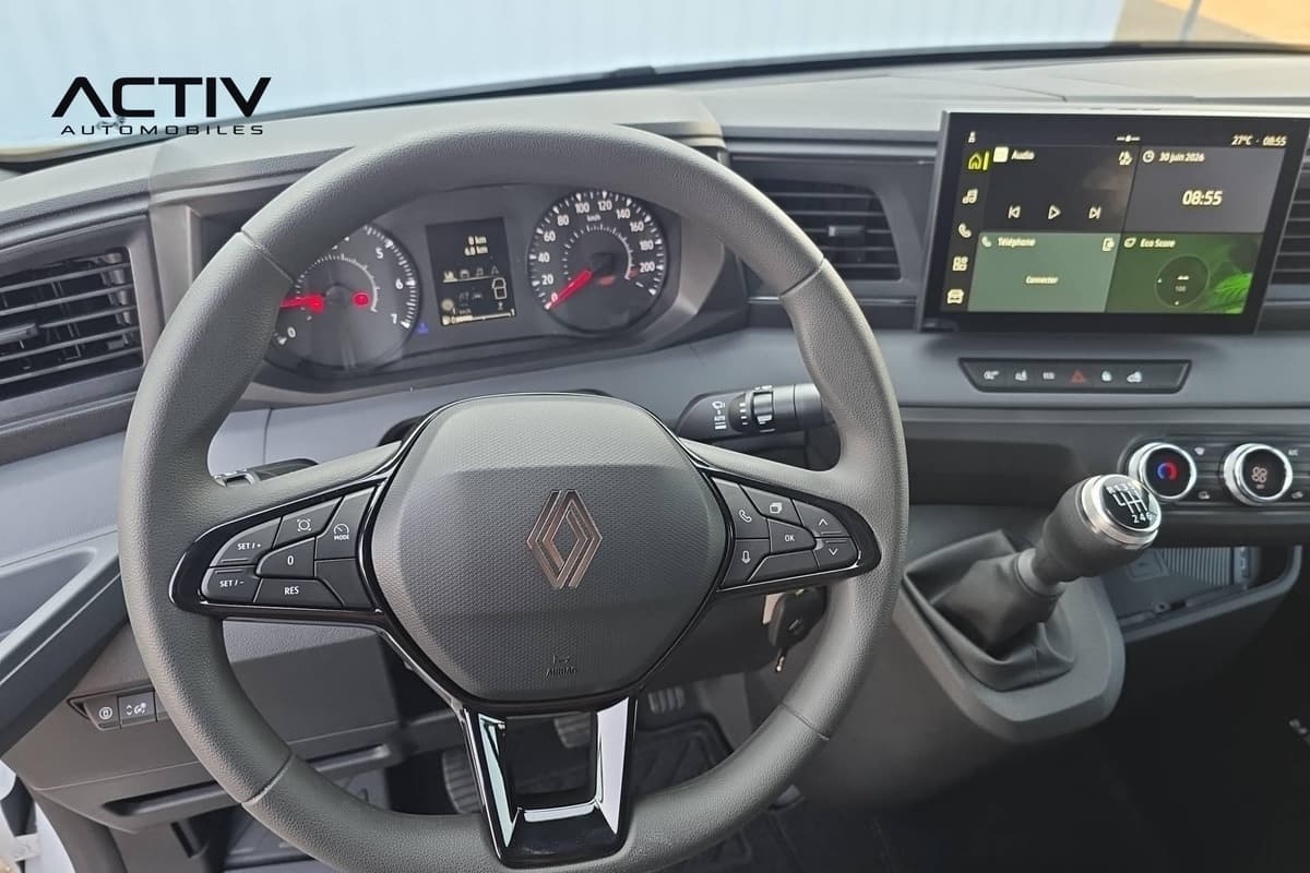 Renault Master Fourgon : volant avec commandes au volant, compteurs, écran tactile et levier manuel