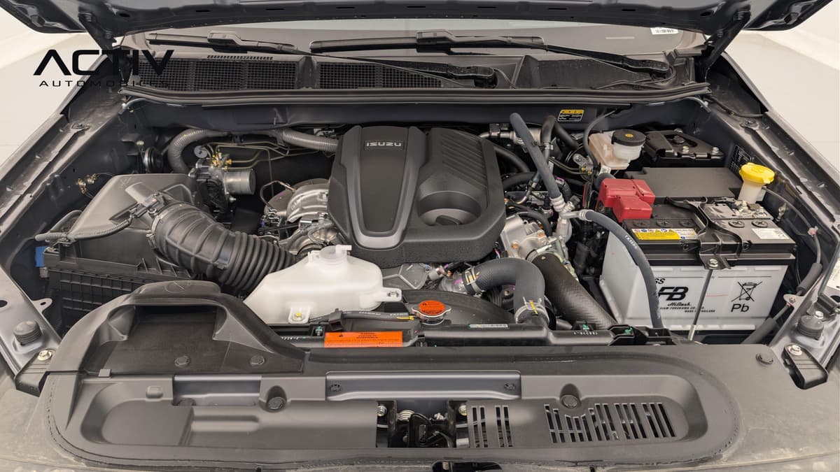 Isuzu D-MAX : compartiment moteur diesel propre, capot ouvert, batterie et vase d'expansion visibles
