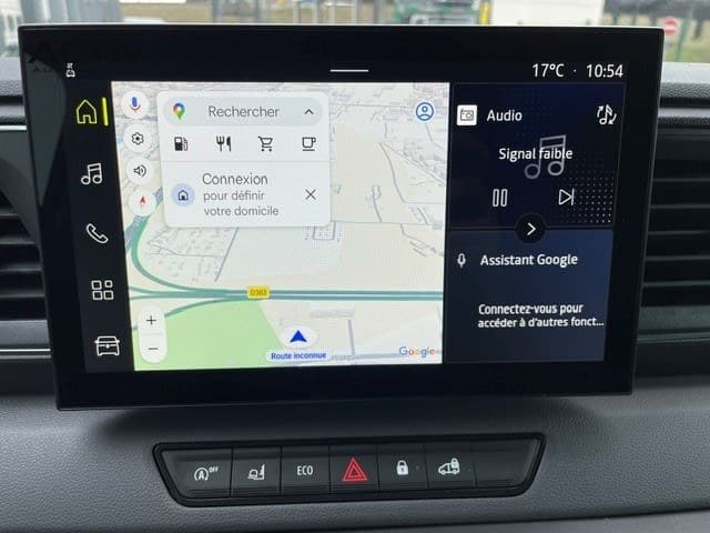 Renault Master Fourgon : écran tactile central avec carte de navigation et commandes en dessous