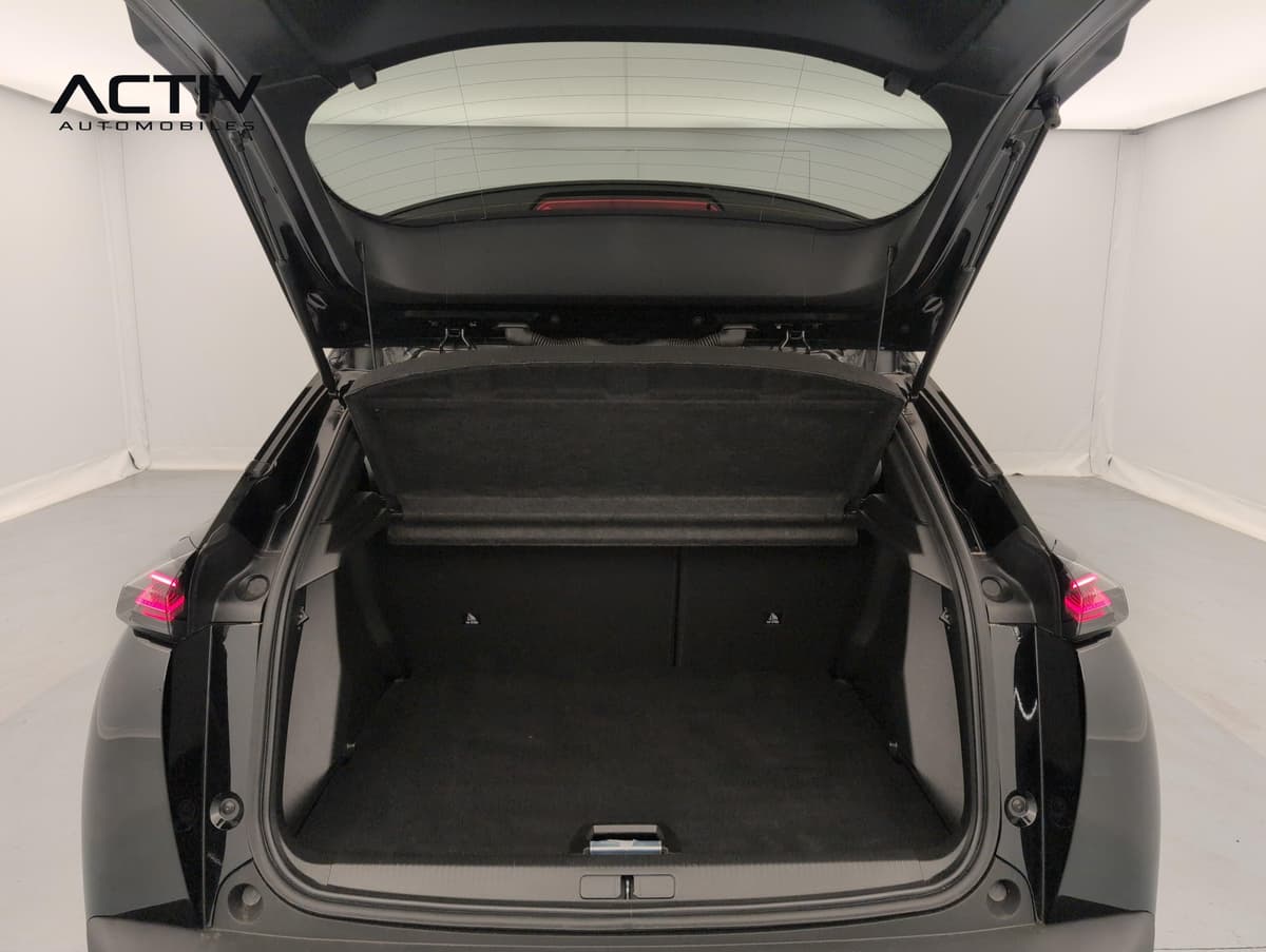 Peugeot 2008 : coffre ouvert avec tablette cache-bagages relevée et moquette noire