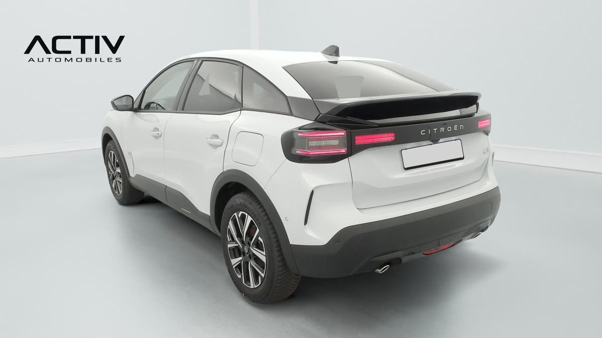 Citroën C4 : vue arrière trois quarts gauche, blanche, avec feux à LED et jantes alliage