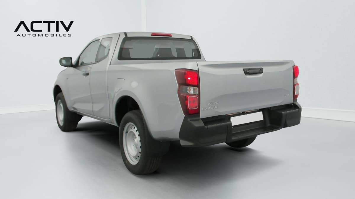 Isuzu D-MAX : pick-up gris vu de l'arrière trois quarts gauche avec hayon fermé
