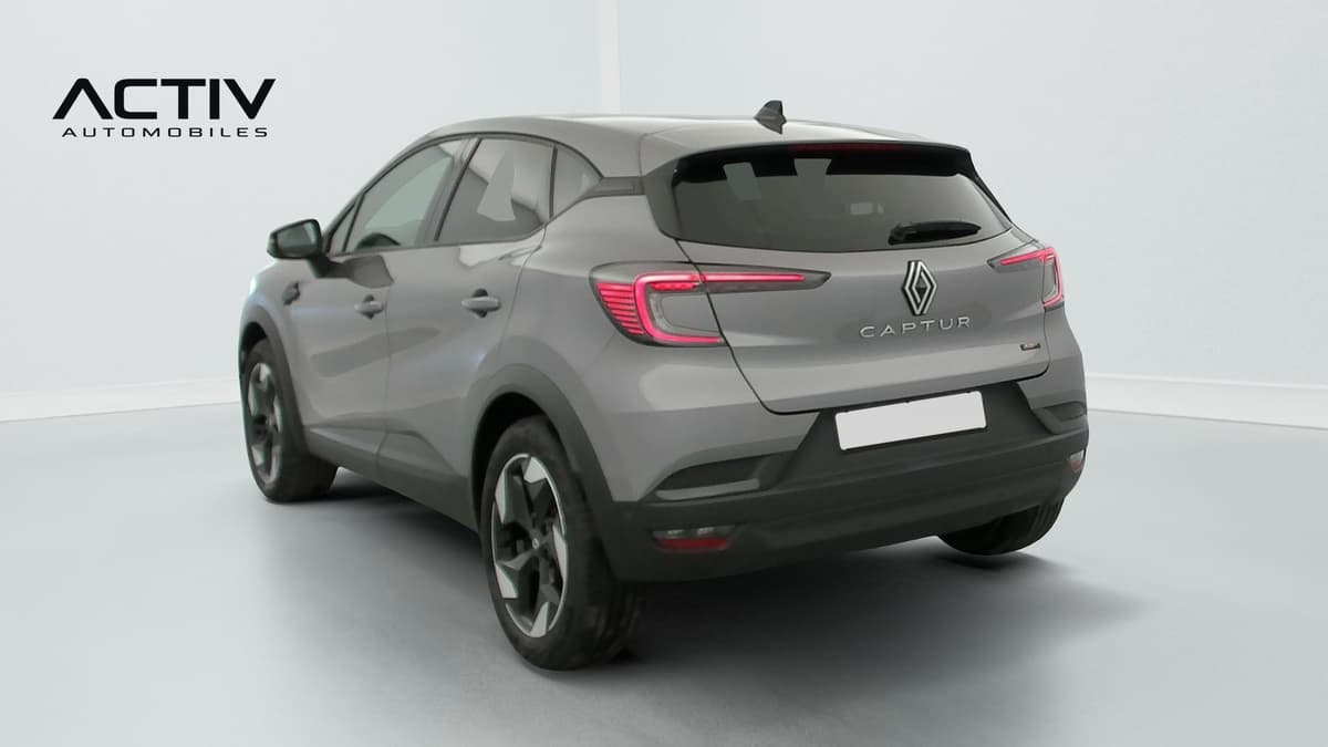 Renault Captur : vue arrière trois quarts gauche, feux arrière allumés et jantes bicolores