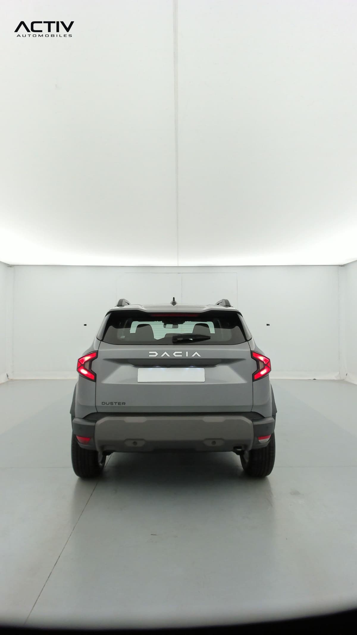 Dacia Duster : face arrière avec feux à LED, barres de toit et pare-chocs noir