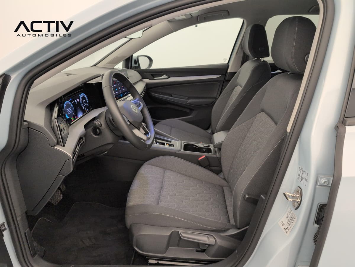 Volkswagen Golf 8 : habitacle avant côté conducteur avec siège en tissu et volant