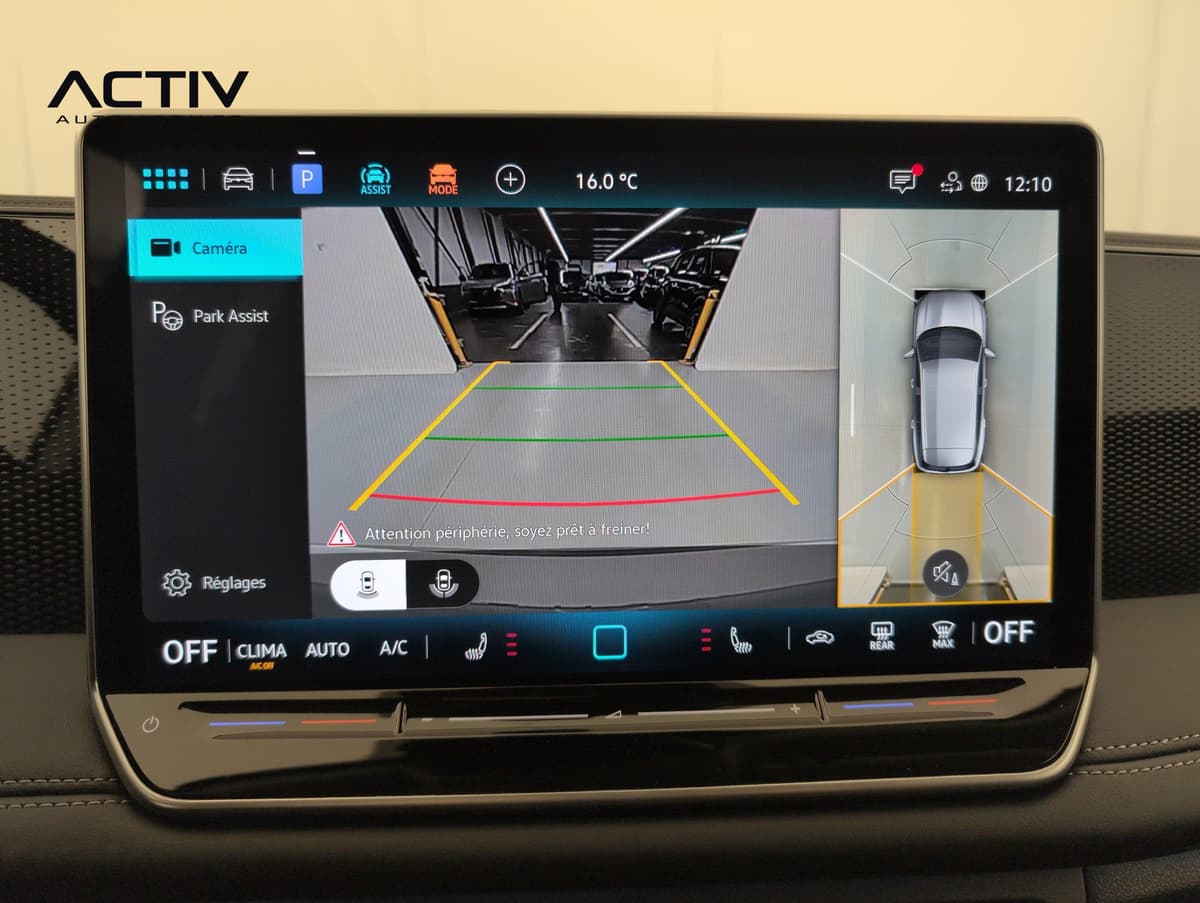 Volkswagen Tiguan : image de la caméra de recul avec lignes de guidage et vue de dessus du véhicule