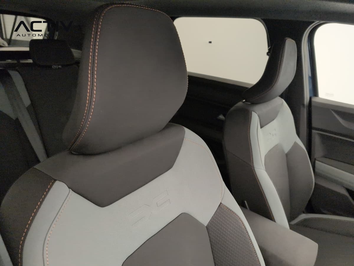 Dacia Bigster : sièges avant bicolores gris clair et brun avec surpiqûres cuivrées