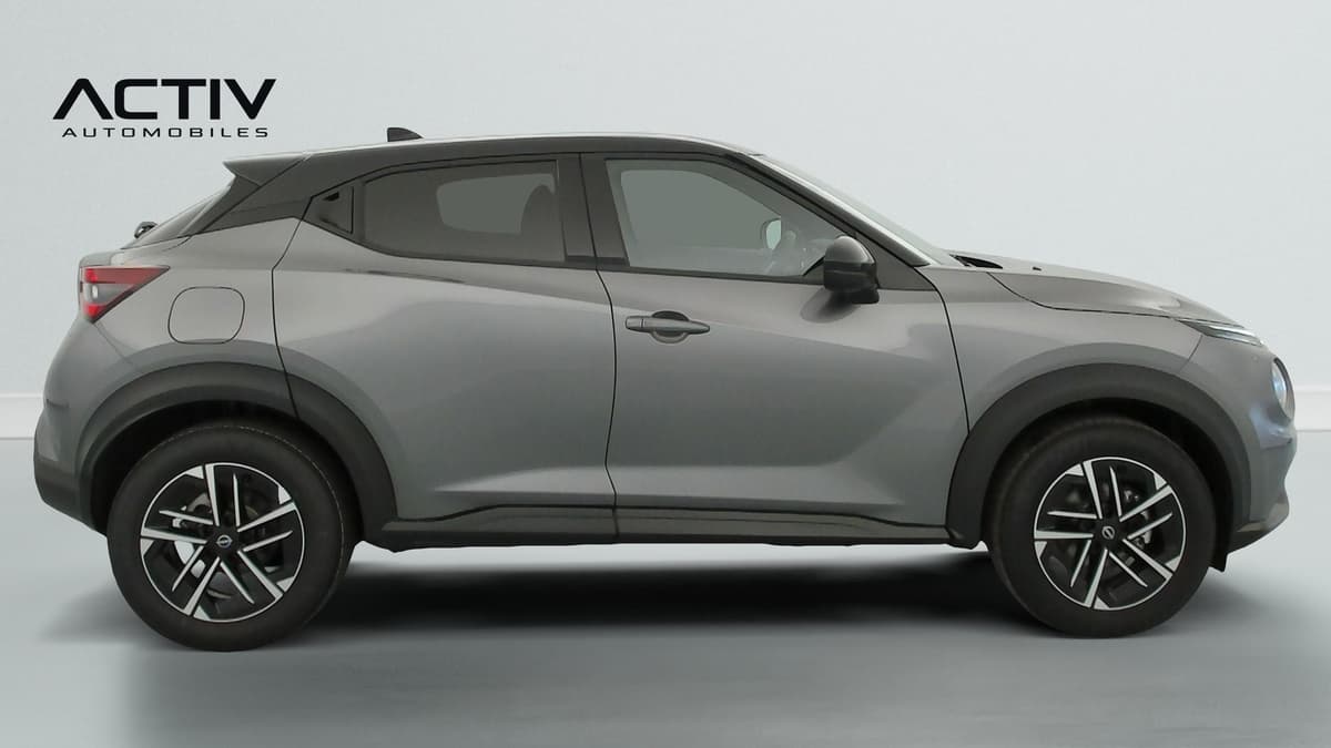 Nissan Juke : profil droit d'un SUV gris à toit noir avec jantes alliage