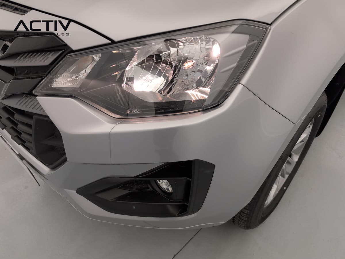 Isuzu D-MAX : optique avant gauche allumé avec antibrouillard dans le pare-chocs