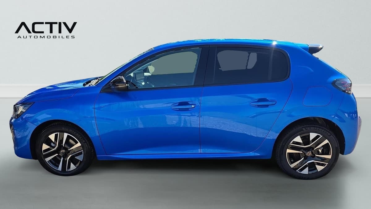 Peugeot 208 : profil gauche complet de la citadine bleue avec jantes alliage bi-ton