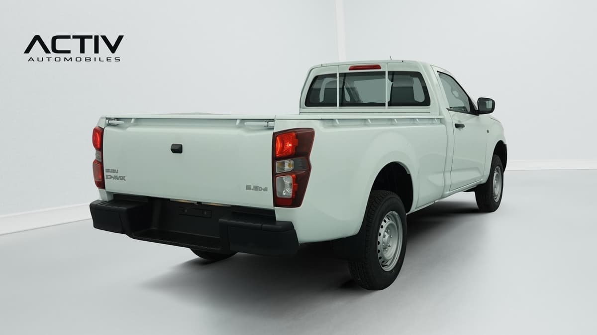 Isuzu D-MAX : pick-up blanc vu de l'arrière droit avec hayon, feu arrière et pare-chocs noir