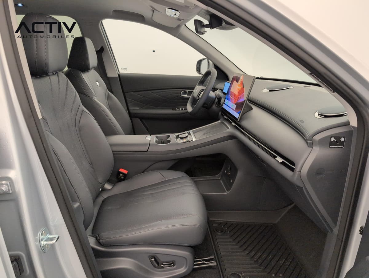 Geely Starray : siège passager avant noir vu par la portière ouverte, avec écran tactile