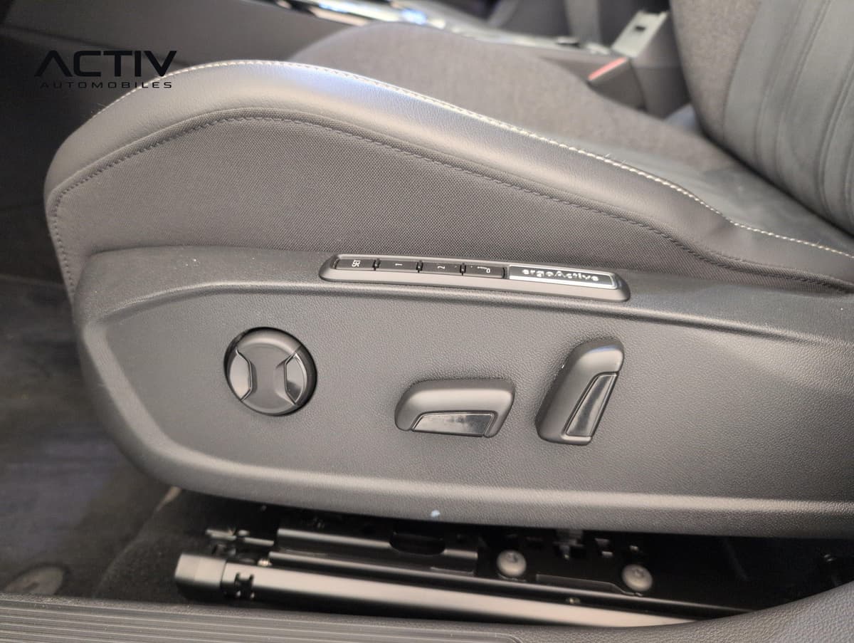 Volkswagen Golf : commandes électriques à mémoire sur le flanc du siège avant