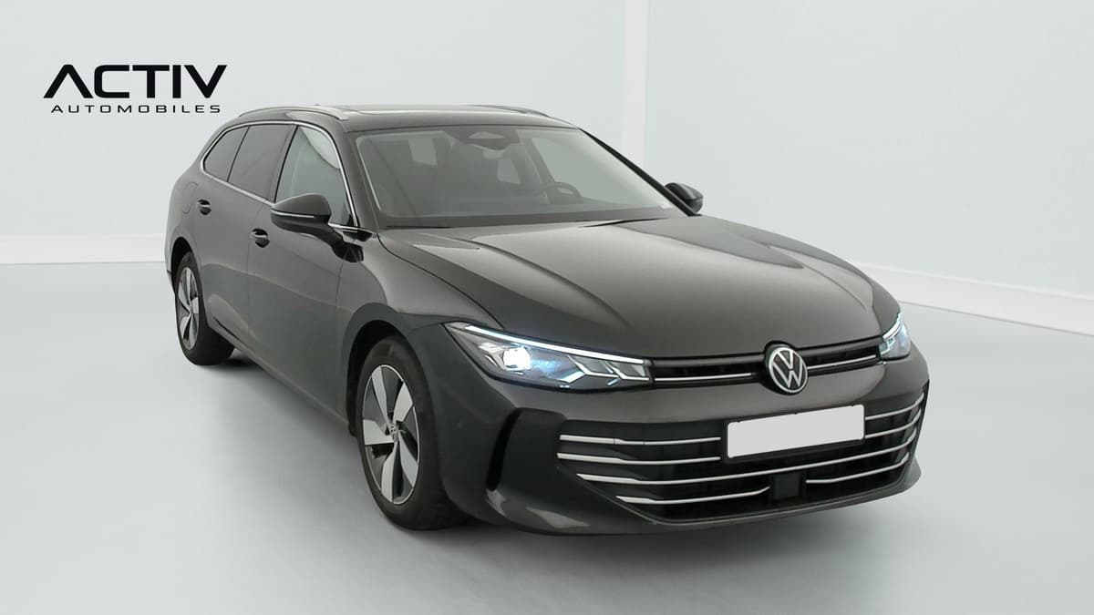 Volkswagen Passat : break noir vu de l'avant trois quarts droit, projecteurs LED allumés