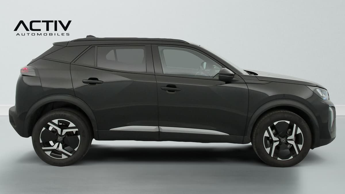 Peugeot 2008 : profil droit du SUV noir avec jantes alliage bicolores et barres de toit