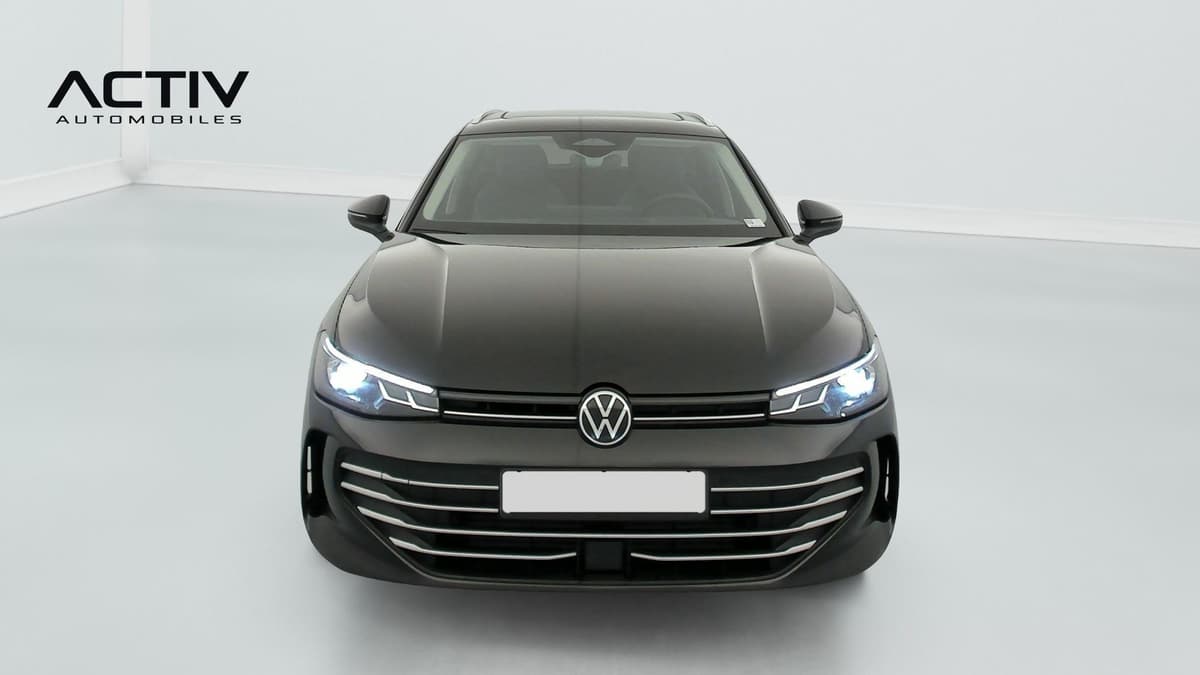 Volkswagen Passat : face avant noire avec projecteurs allumés et rampes de pavillon
