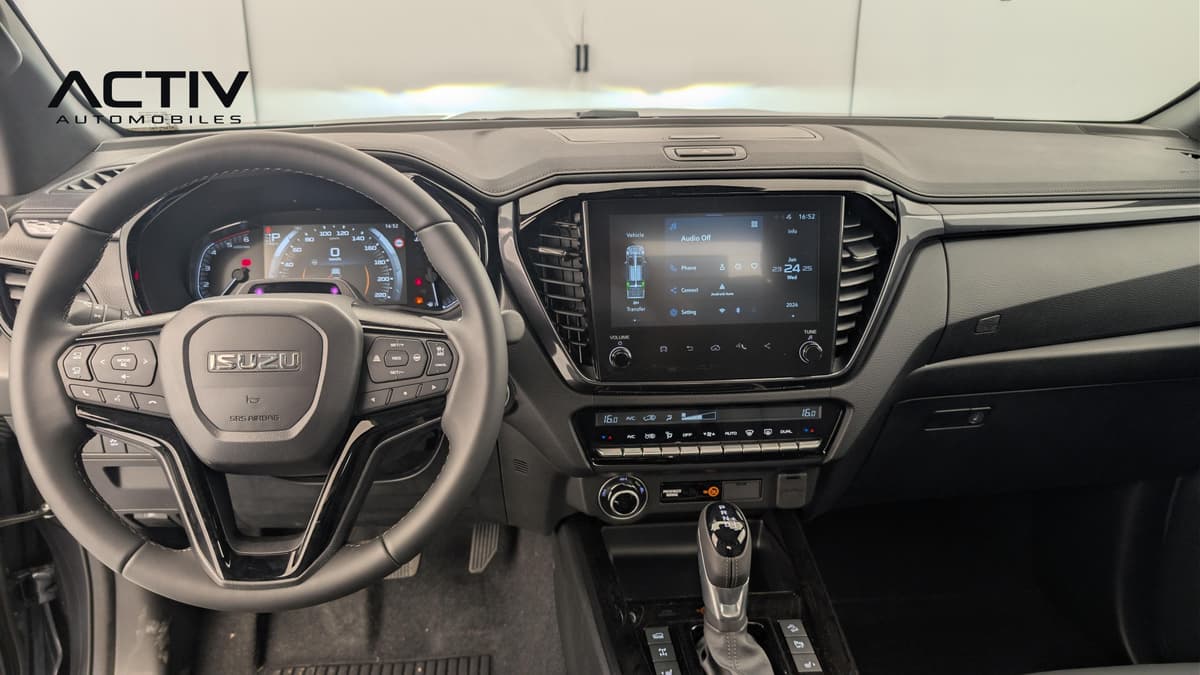 Isuzu D-MAX : planche de bord avec volant, écran tactile et levier de vitesses automatique
