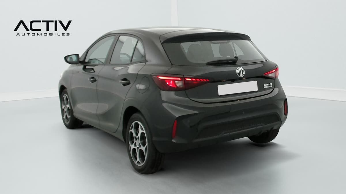 Mg MG3 : citadine noire vue de l'arrière trois quarts gauche avec jantes alliage