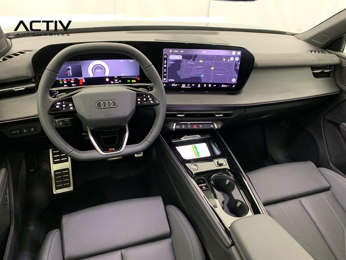 Audi Q3 Sportback Hybride : planche de bord avec écran tactile, volant sport et console centrale noire