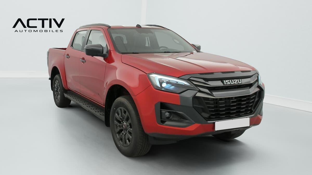 Isuzu D-MAX : pick-up rouge vu de l'avant trois quarts droit, jantes noires et marchepied latéral