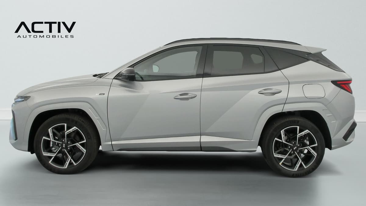 Hyundai Tucson : profil gauche du SUV gris avec jantes alliage bicolores et toit noir