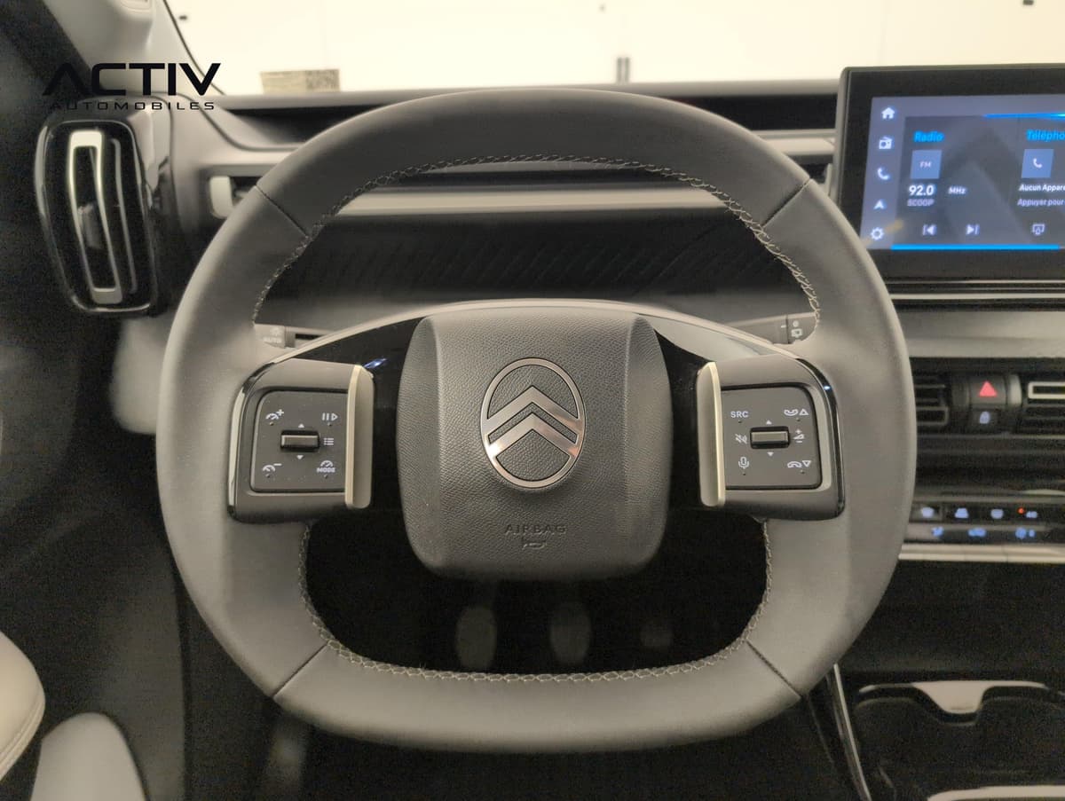 Citroën C3 : volant aux méplats avec commandes au pouce, écran tactile à droite