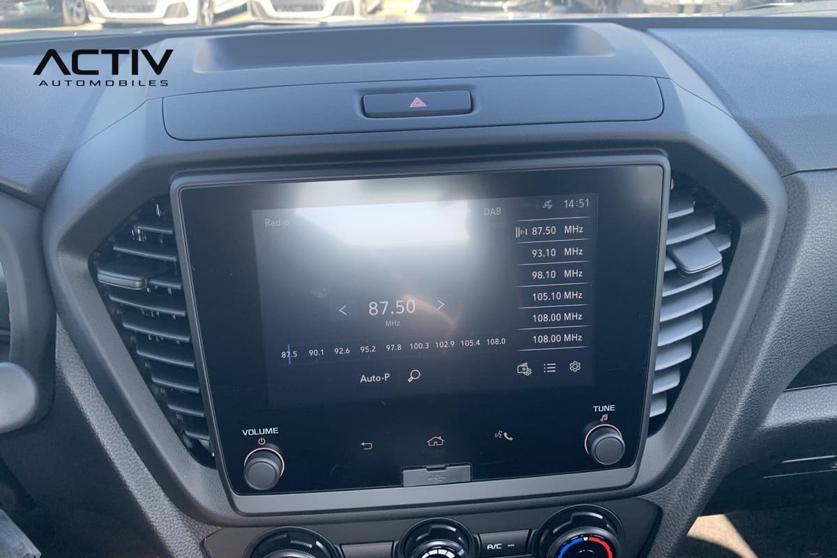 Isuzu D-MAX : écran tactile central affichant la radio, entouré des aérations et boutons