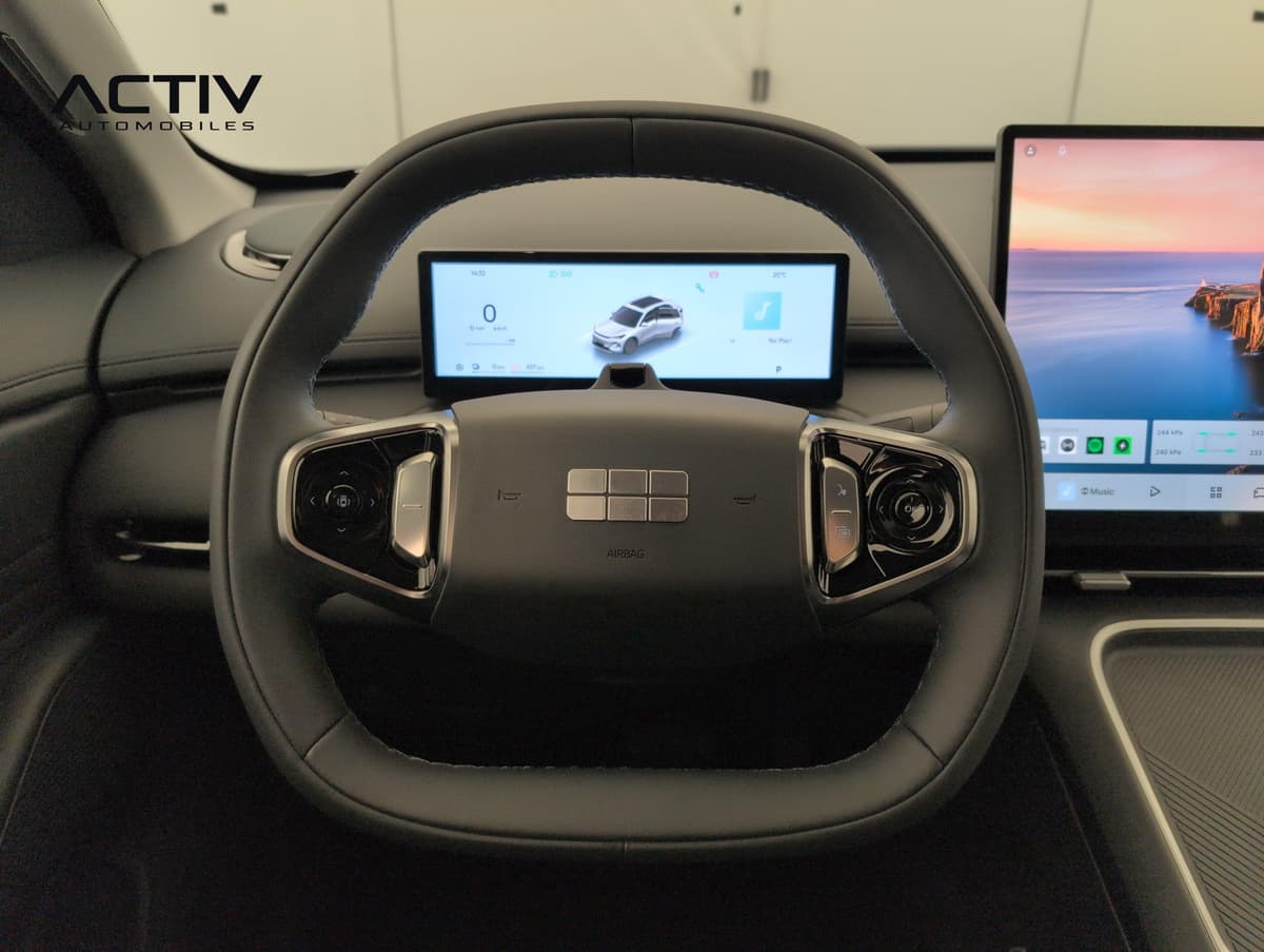 Geely Starray : volant à méplat avec commandes au volant devant le combiné numérique