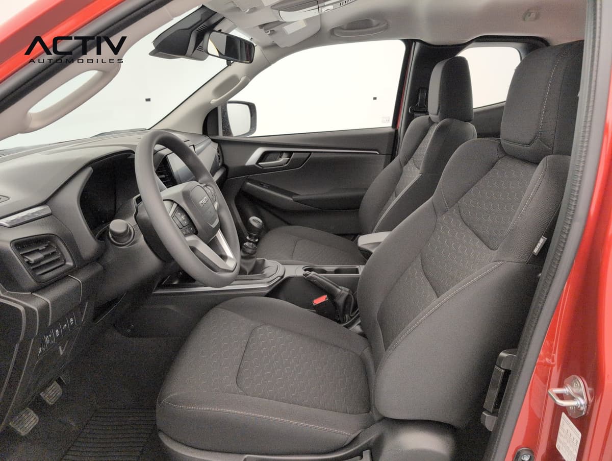 Isuzu D-MAX : sièges avant en tissu gris foncé, volant et levier de vitesses manuel