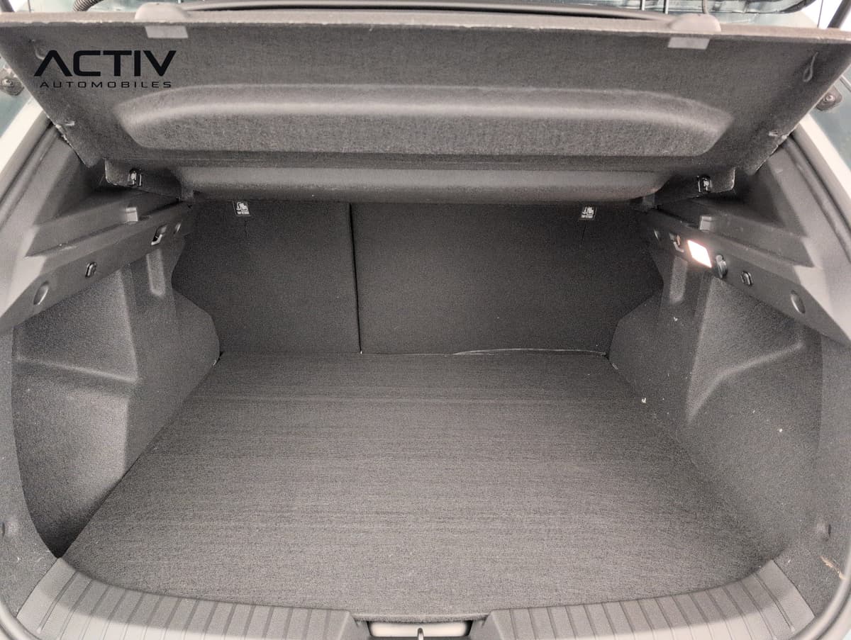 Dacia Duster : coffre ouvert avec plancher plat et dossier de banquette fendu en deux parties