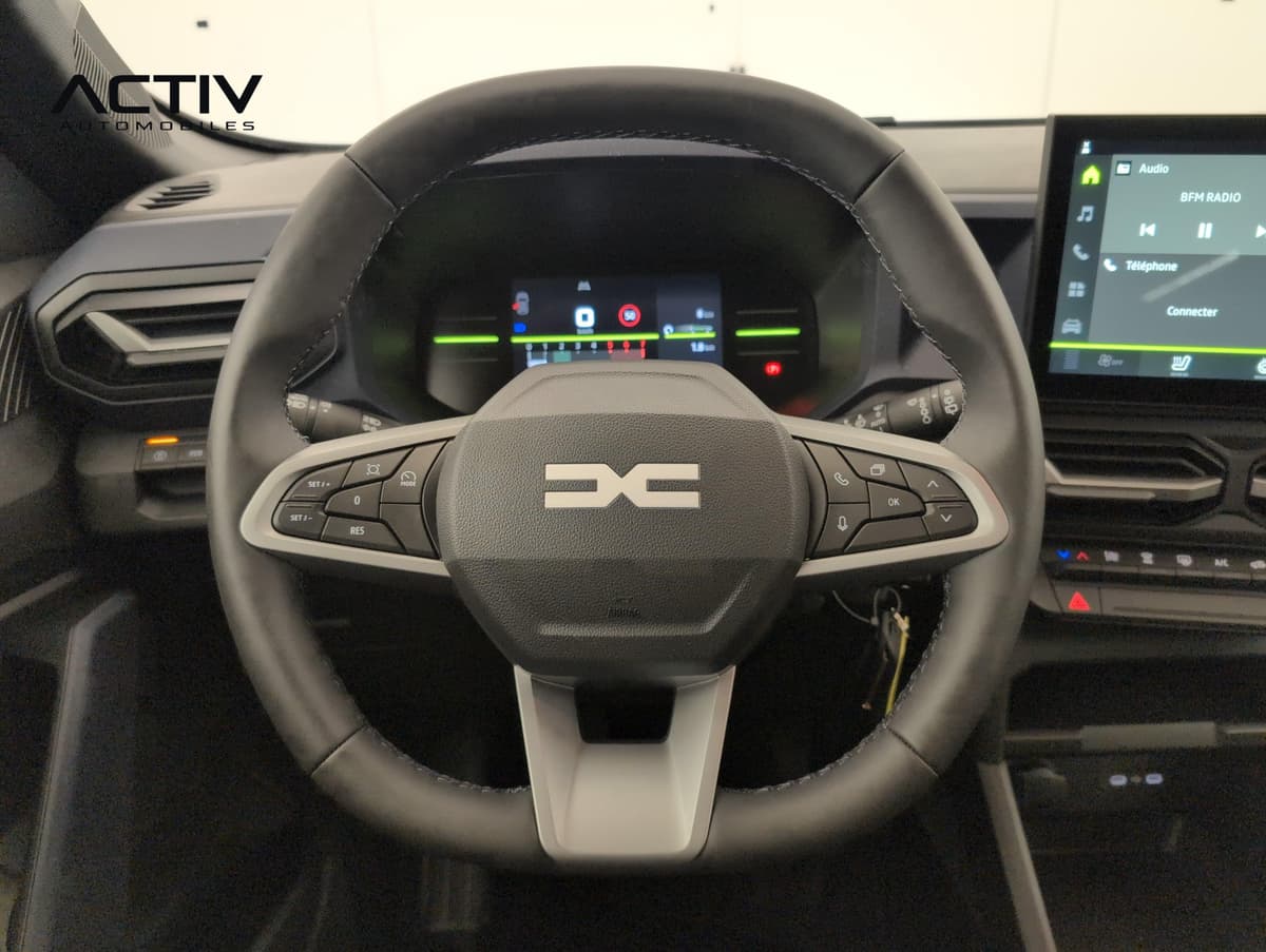 Dacia Duster : volant avec commandes au pouce, combiné numérique et écran central derrière
