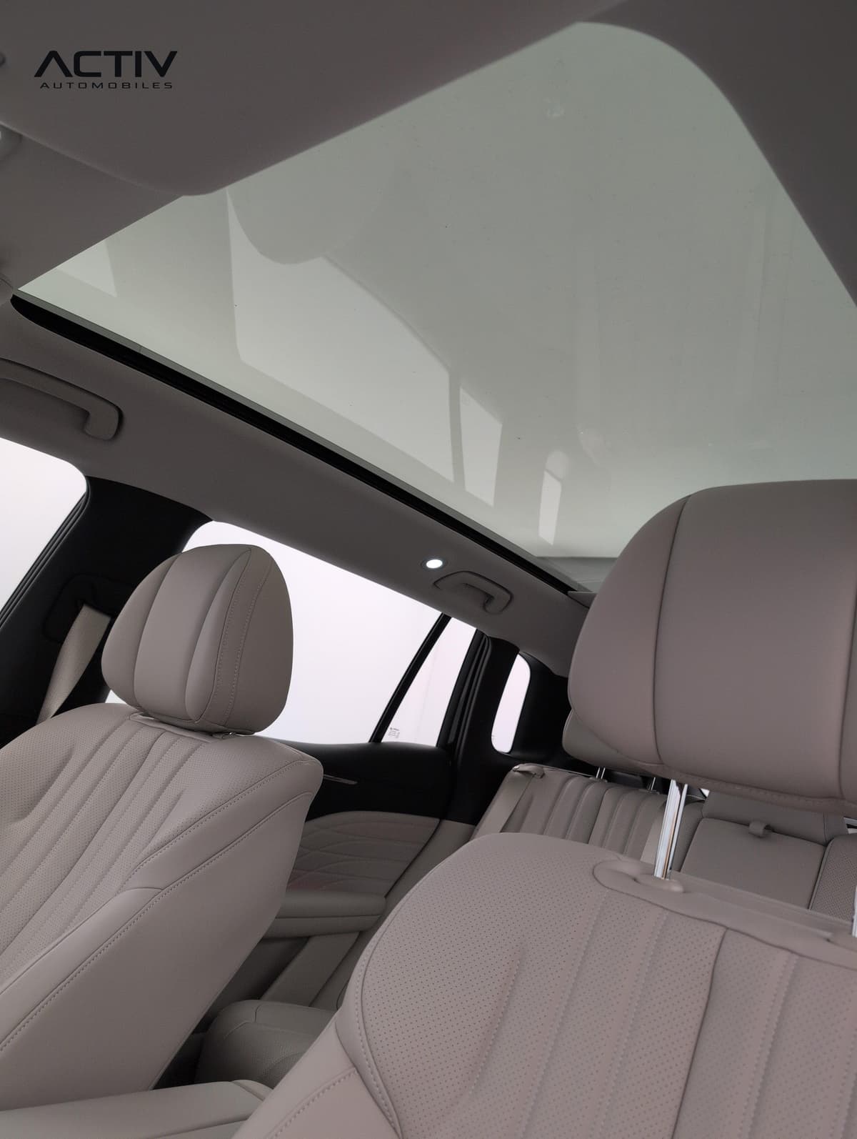 Aion V : toit panoramique en verre vu de l'intérieur au-dessus des sièges beiges