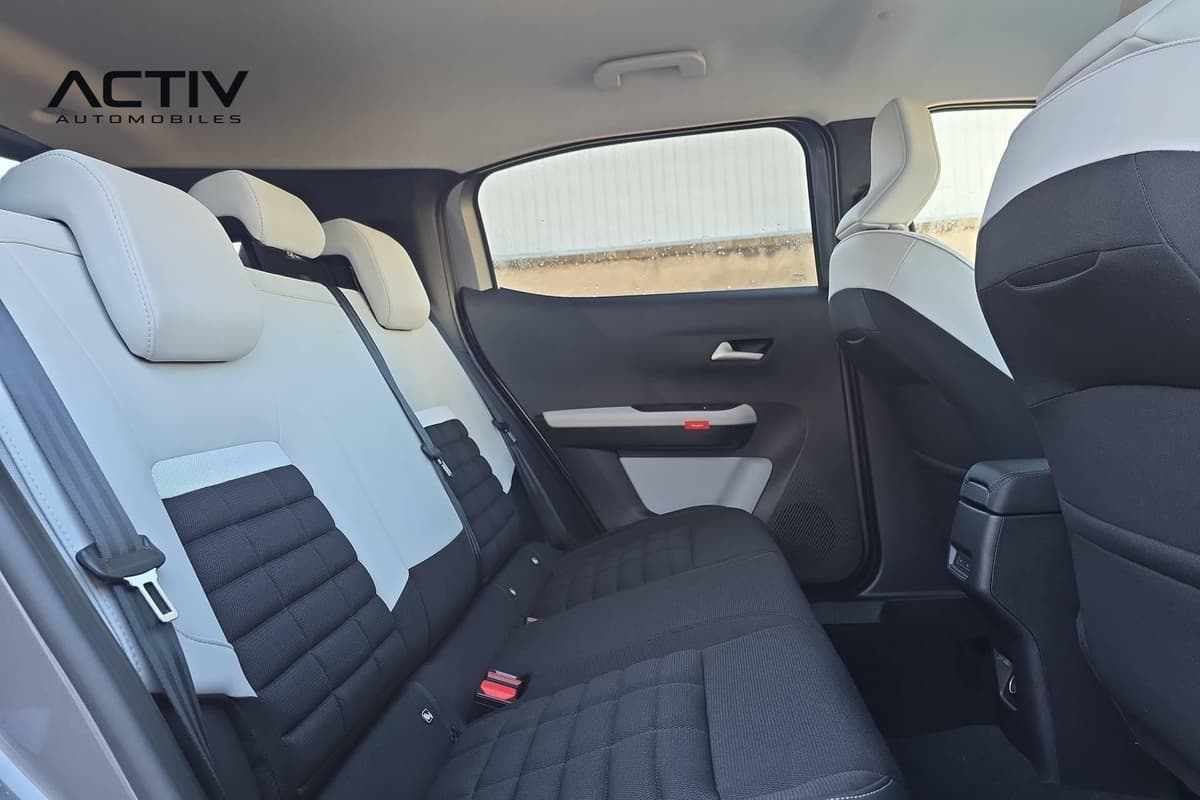 Citroën C3 Aircross : banquette arrière en tissu noir et gris clair avec appuis-tête et ceintures
