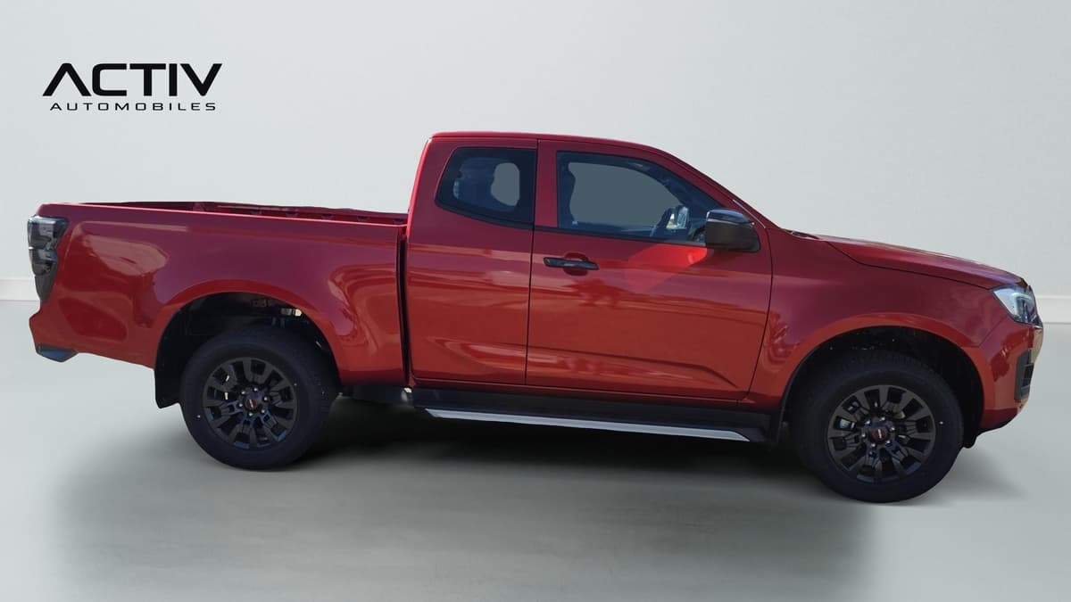 Isuzu D-MAX : profil droit du pick-up avec jantes noires et marchepied latéral