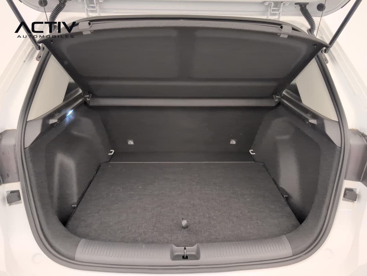 Mg ZS : coffre ouvert avec plancher plat recouvert de moquette grise