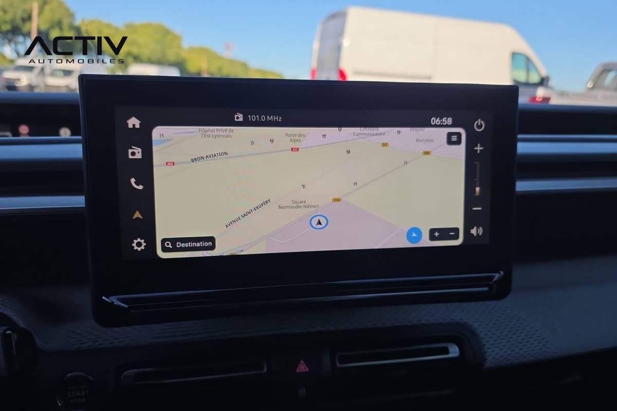 Citroën C3 Aircross : écran central tactile affichant la navigation cartographique