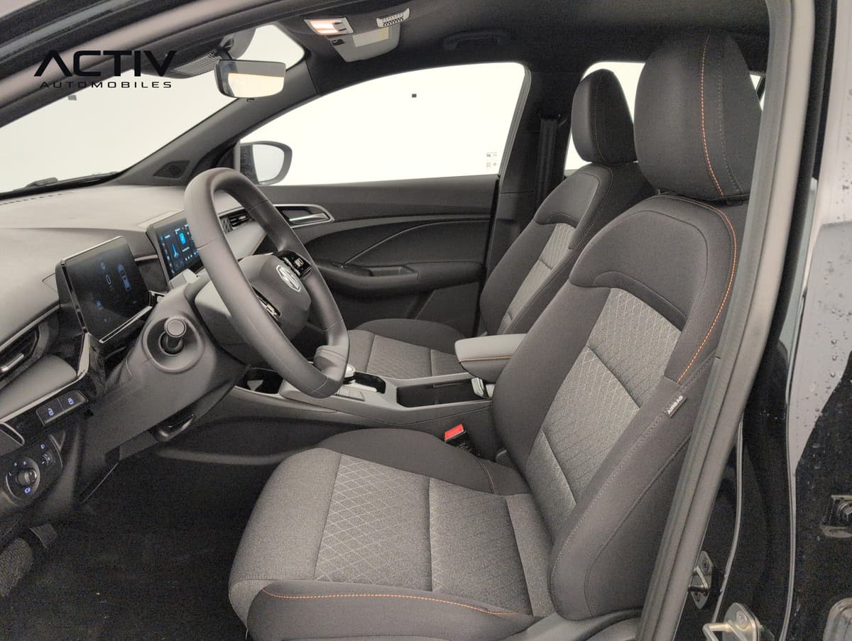Mg MG3 : sièges avant en tissu noir avec surpiqûres orange, accoudoir central et volant