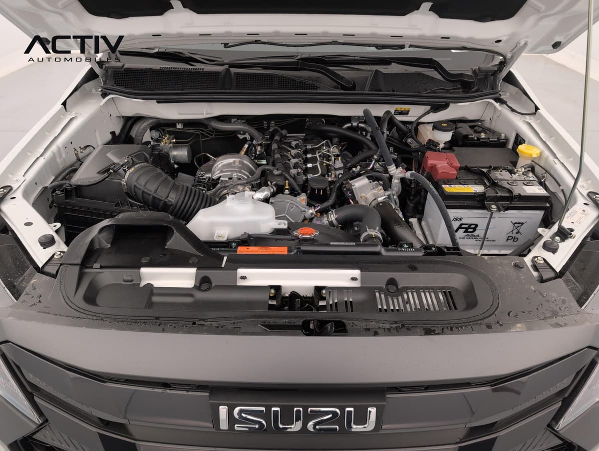Isuzu D-MAX : compartiment moteur diesel avec batterie et vase d'expansion, capot ouvert