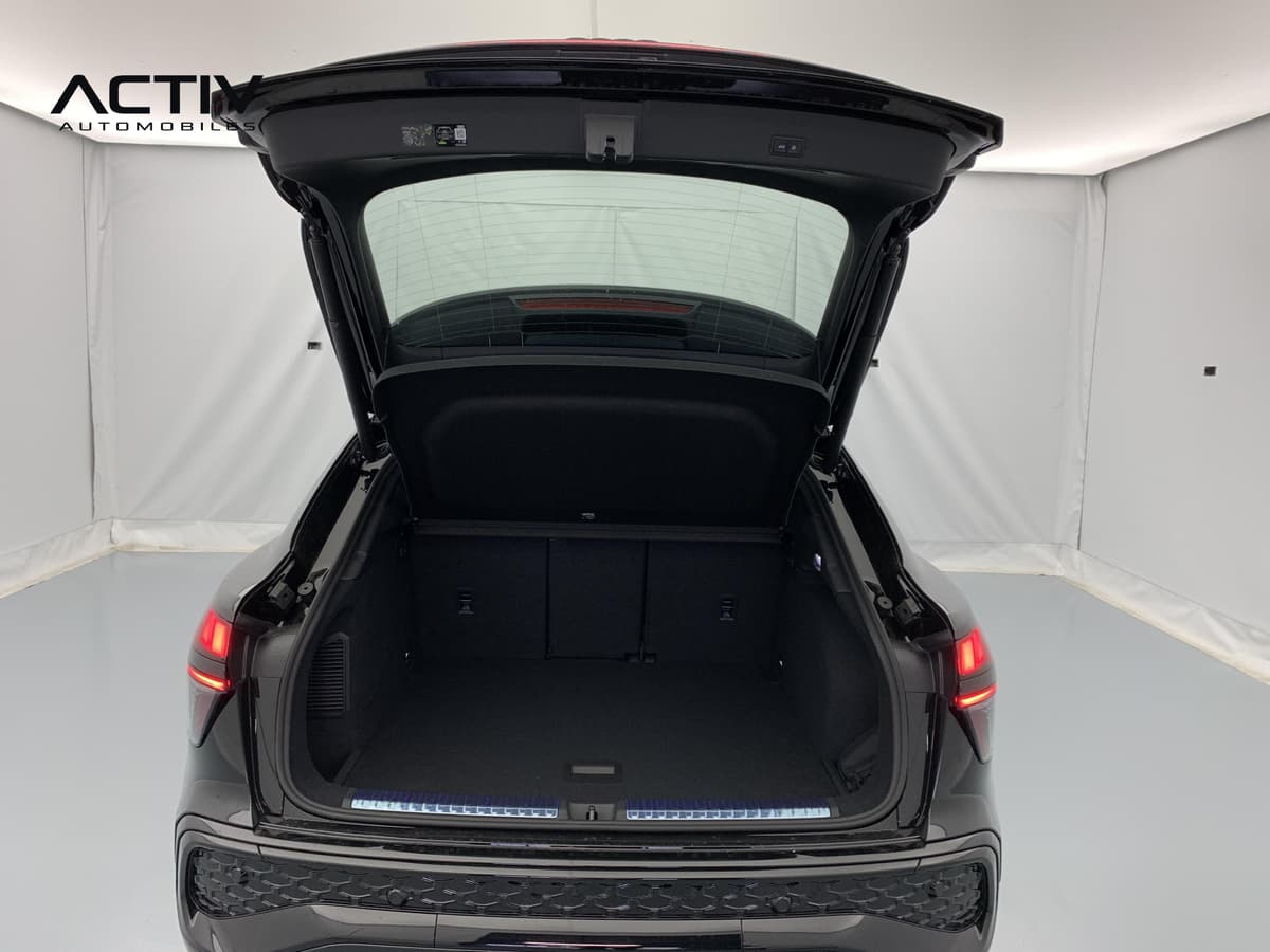 Audi Q3 Sportback Hybride : coffre ouvert avec hayon relevé et plancher plat sombre