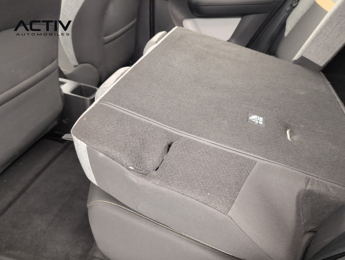Citroën E-C3 Aircross : assise de banquette arrière relevée, avec porte-gobelet derrière le siège avant