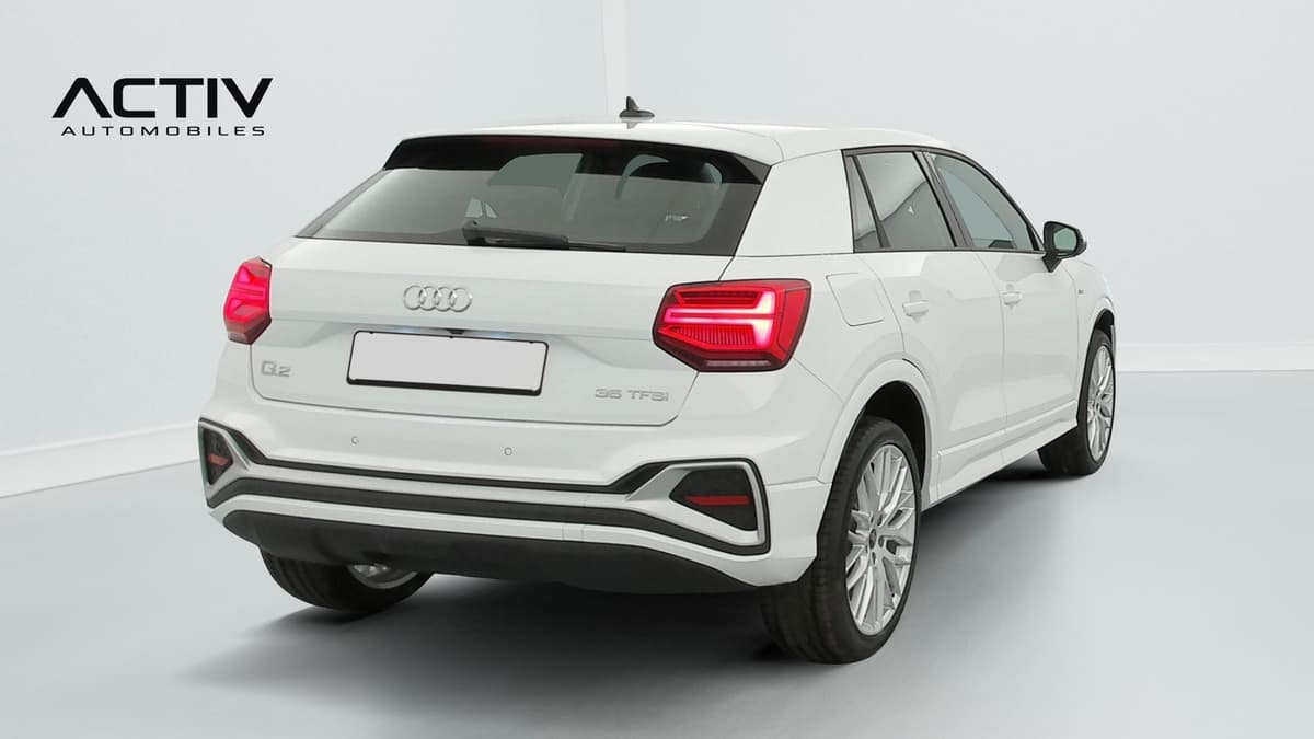 Audi Q2 : vue arrière trois quarts droit avec feux à LED et jantes alliage